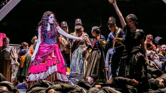 Christina Bock gab in der Verdi-Premiere "Die Macht des Schicksals" an der Semperoper ihr Rollendebüt als Wahrsagerin Preziosilla. Foto: Jochen Quast