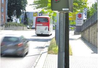 Mehr als 5000 Autofahrer haben Post von der Bu&szlig;geldstelle bekommen, seid der Blitzer an der Bergstra&szlig;e steht. Foto: Christian Juppe