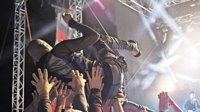 Ohne Stagediving kommt kein gutes Rockfestival aus. Foto: pixabay
