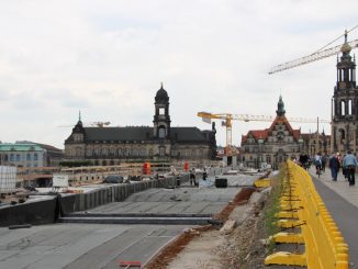 Die Bauarbeiten auf der Augustusbrücke sind in vollem Gange. Foto: Sebastian Burkhardt