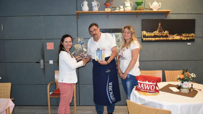 Juliane Zönnchen (links) vom DAWO!-Team überreichte Andreas Nitzsche das Dankeschön des Monats