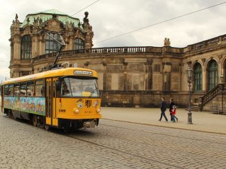 Lottchen, die Kinderstraßenbahn der Dresdner Verkehrsbetriebe, fährt auf ihren Touren vorbei an bekannten Sehenswürdigkeiten wie dem Zwinger. Foto: DVB AG