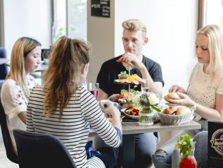 In geselliger Runde kann man sich gut mit Freunden treffen im Café Milchmädchen in Dresden Gruna (Foto: Christian Chalupka)