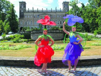 Blumenmädchen der besonderen Art – die beiden sind von der Jugendkunstschule.