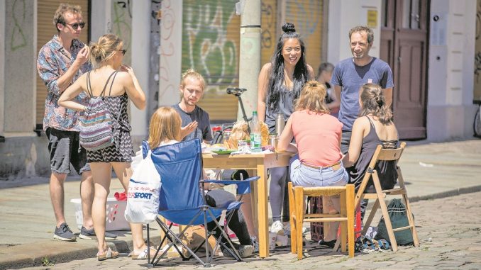 Begegnungen im öffentlichen Raum, auf autofreien Straßen. Einmal im Jahr zum Stadtteilfest ist bereits das gelebte Realität, was ein Reallabor in der Äußeren Neustadt umsetzen will.