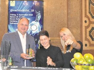 Oberbürgermeister Dirk Hilbert mixt gern mal einen Cocktail. Foto: Una Giesecke