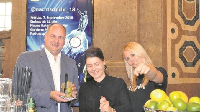 Oberbürgermeister Dirk Hilbert mixt gern mal einen Cocktail. Foto: Una Giesecke