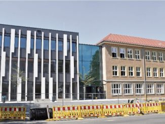 In zwei Wochen geht es für die Gymnasiasten im Neubau des Schulhauses an der Bernharstraße los. Das alte Gebäude daneben soll bis 2019 fertig saniert werden. Foto: Marion Doering