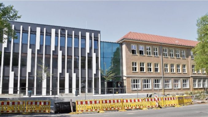 In zwei Wochen geht es für die Gymnasiasten im Neubau des Schulhauses an der Bernharstraße los. Das alte Gebäude daneben soll bis 2019 fertig saniert werden. Foto: Marion Doering