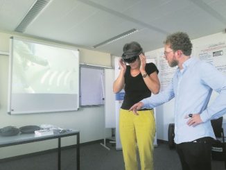 T&Uuml;V Rheinland Mitarbeiter Nils Br&uuml;ggesch zeigt einer Berufskundeschulungsteilnehmerin die Funktion der Hololens. Fotos: PR