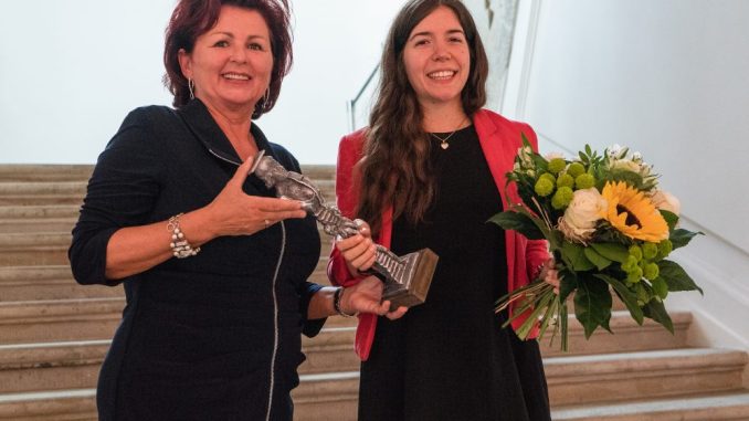 Viola Klein übergab den Preis an Daniela Schmitt. Mit dem Saxonia Woman Award möchte die Saxonia Systems AG Mädchen und Frauen ermutigen, sich für eine Karriere in der Informatikbranche zu entscheiden. Foto: Saxonia Systems AG