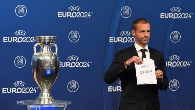 Aleksander Ceferin, Präsident der UEFA, zeigte heute ein Blatt mit der Aufschrift «Germany». (Foto: Soeren Stache/Archiv dpa)