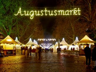 Vom Augustusmarkt bleiben nur noch Lichter und Weihnachtsbaum.
