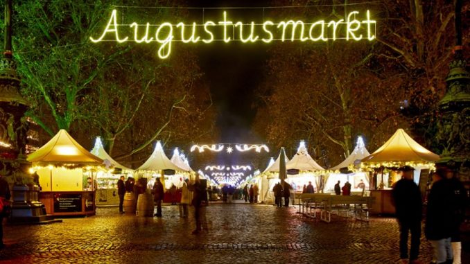 Vom Augustusmarkt bleiben nur noch Lichter und Weihnachtsbaum.