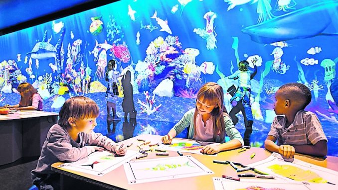Im Sketch Aquarium des Künstlerkollektivs teamLab schwimmen vom Publikum gestaltete und eingescannte Fische in einer eigendynamischen, interaktiven Welt. Foto: SKD
