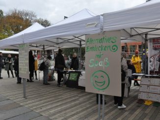 Unter dem Motto "Alternatives entdecken mit Spaß" stellten sich am 27. Oktober 2018 Dresdner Umweltinitiativen auf dem Scheune-Vorplatz vor. Foto: Una Giesecke