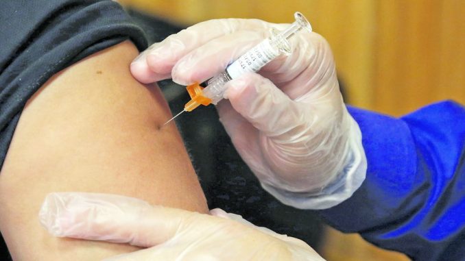 Mit der kalten Jahreszeit steigt die Grippegefahr. Zwar erlebt Deutschland die Grippewelle meistens erst nach der Jahreswende, aber um sich zu schützen, sollte man beizeiten — jedoch nicht zu früh — handeln. Eine Impfung kann helfen. (Foto: PR)