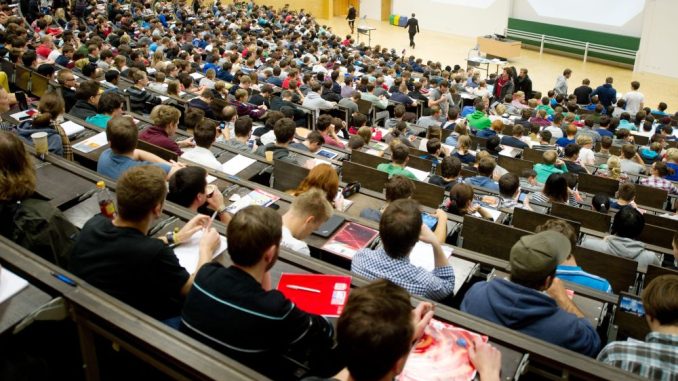 Studenten sitzen in Dresden (Sachsen) in einem Hörsaal der Technischen Universität Dresden. (Foto: Sebastian Kahnert/Archiv)