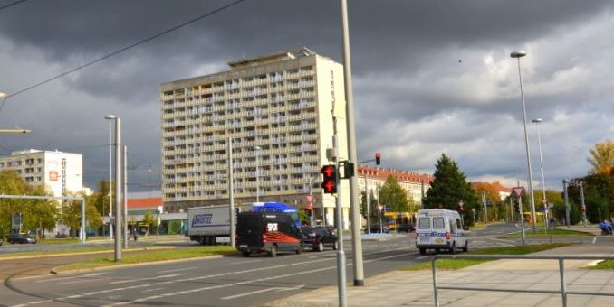 Das umstrittene Hochhaus am Pirnaischen Platz erlangte traurige Berühmtheit: Zu DDR-Zeiten trug es die Inschrift "Der Sozialismus siegt". Foto: Thessa Wolf