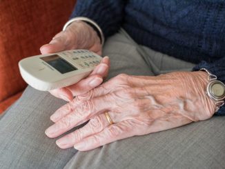 Dreiste Betrüger kontaktieren Senioren telefonisch, um zum Teil hohe Geldsummen von ihnen zu erschleichen. (Foto: pixabay)