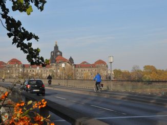 Auf der Carolabrücke sind laut Dresdner Fahrradclub auch mit der Sanierung ab 2019 keine besseren Radwege geplant. Foto: Una Giesecke