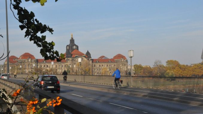 Auf der Carolabrücke sind laut Dresdner Fahrradclub auch mit der Sanierung ab 2019 keine besseren Radwege geplant. Foto: Una Giesecke