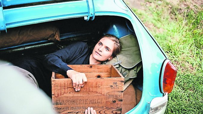 Katja (Lena Lauzemis) wird im Kofferraum von Adam (Florian Teichtmeister) über die ungarische Grenze geschmuggelt. In Begleitung einer Schildkröte flieht sie in den Westen.