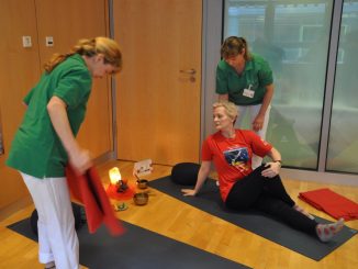 Annett Wagner kämpft sich mit therapeutischem Yoga zurück ins Leben. Foto: Una Giesecke