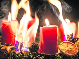 Nicht nur der Adventskranz, auch überlastete Steckerleisten sind eine Ursache für Brände in der Weihnachtszeit.