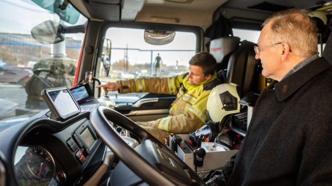 Dresdner Feuerwehr fährt mit Abbiegeassistenz