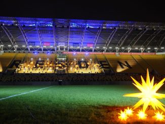 Die Kruzianer sangen das Adventskonzert im Dresdner Stadion, das durch zahlreiche Herrnhuter Sterne geschmückt wurde. //Foto: Presse Adventskonzert