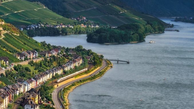 Auch das malerische Rheintal gehört zu den attraktiven Urlaubszielen innerhalb Deutschlands. //Foto: Holger Schue via pixabay