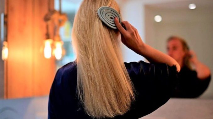 Haarconditioner sorgt für schönes, gepflegtes Haar, das sich leicht kämmen lässt. Foto: djd/BEN&ANNA/Andreas Herrmann
