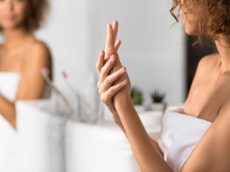Viele Belastungen lassen die Haut austrocknen und aufspringen. Hier braucht es für die Hände die richtige Pflege. Foto: djd/Styx Naturcosmetic/Getty Images/Prostock-Studio