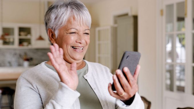Smartphone sei Dank: Seniorinnen genießen es, mit ihren Liebsten zu telefonieren und sie gleichzeitig zu sehen. Foto: djd/emporia Telecom/Getty Images/Alexander Ford