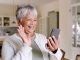 Smartphone sei Dank: Seniorinnen genießen es, mit ihren Liebsten zu telefonieren und sie gleichzeitig zu sehen. Foto: djd/emporia Telecom/Getty Images/Alexander Ford