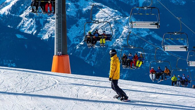 Wer jetzt zum Wintersport in die Ski- und Urlaubsgebiete im Ausland fährt, sollte an den Abschluss einer Auslandskrankenversicherung denken.