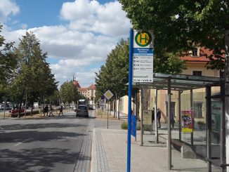 Neue Haltestellenschilder für den Busverkehr