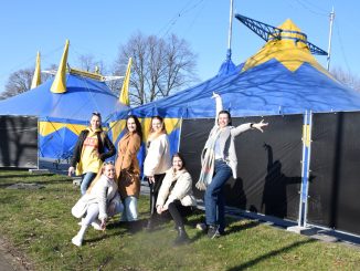 Ukrainische und russische Artisten zusammen im Zirkus