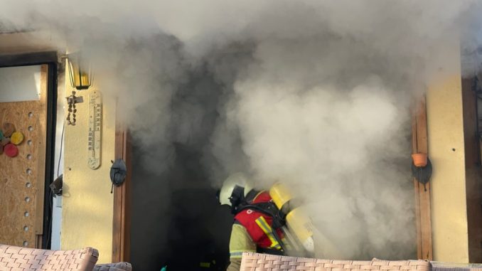Feuerwehr löscht Brand in Dresdner Gartenlaube