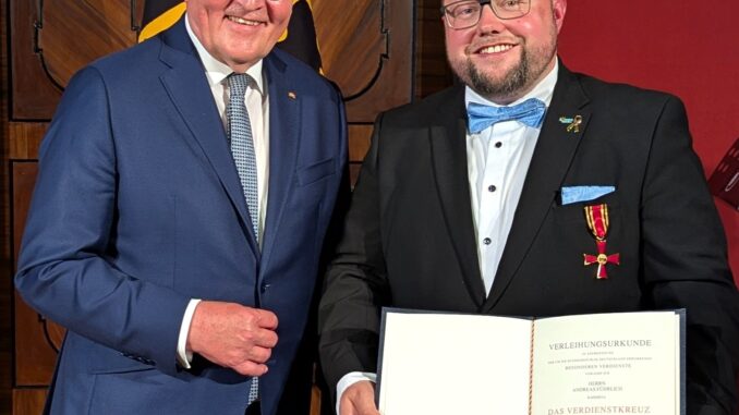 Frank-Walther Steinmeier verleoht Bundesverdienstorden an Andreas Führlich. Foto Antje Führlich Sonnenstrahl e.V.