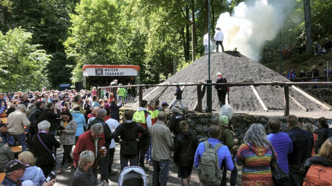 Meiler brennt im Tharandter Wald Holzköhler