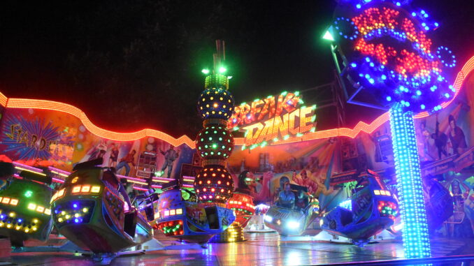 Fahrgesch&auml;fte auf dem abendlichen Festplatz beim Rothenburger Sommerfest (Foto: Rolf Ullmann)