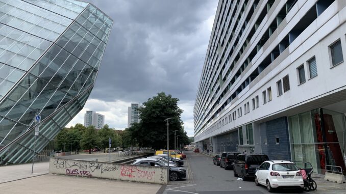 IMG_2358 Der Bereich oberhalb der Tiefgarage Prager Zeile ist gesperrt. Foto: Franziska Anders