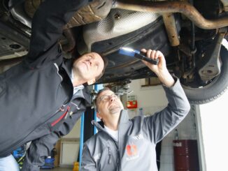 Thomas Kubin vom ADAC und ELASKON-Werkstattmeister Jan Dünnebier prüfen den Unterboden eines Pkw. (Foto: Sabine Mutschke)