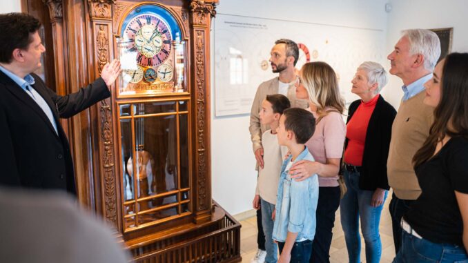 Uhrenmuseum Glashütte_Familienführung_Kunstuhr Foto René Gaens Uhrenmuseum Glashütte